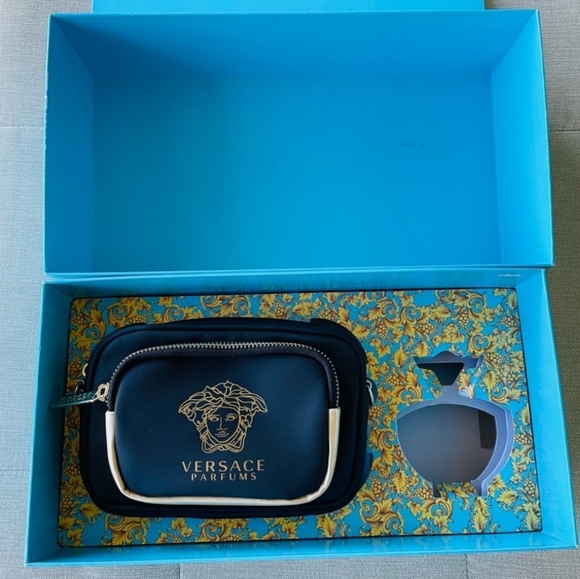 New..VERSACE DYLAN GIFT SET.(GIFTBOX.CROSSBODY.BATH GEL.BODY GEL) NO PERFUME!🤪 - Picture 2 of 5